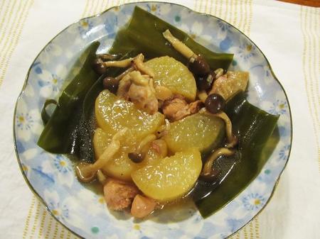 大根、鶏肉に昆布でやさしい味の煮物