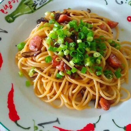 きのこ&ソーセージの和風バターしょうゆパスタ