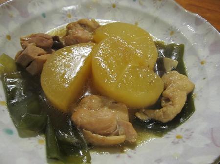 大根、鶏肉に昆布を入れてやさしい味の煮物