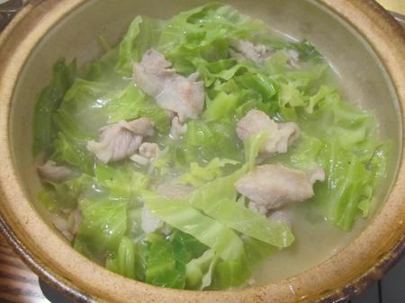豚とキャベツのニンニク塩バター鍋