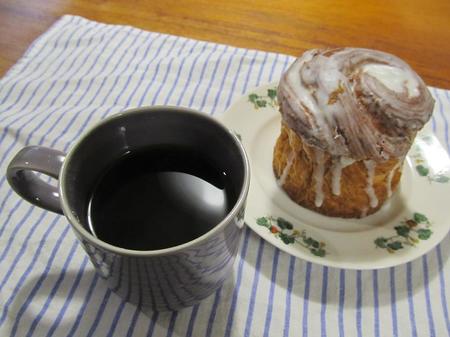 ヘーゼルナッツ バニラホールビーンコーヒーとシナモンロール