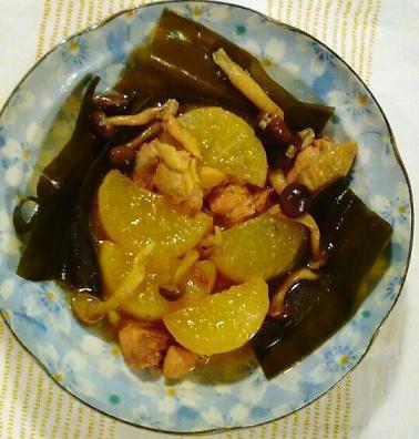 大根、鶏肉に昆布を入れてやさしい味の煮物