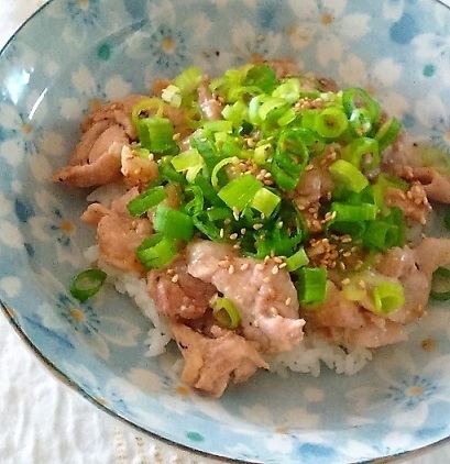 ねぎ塩だれガーリック豚丼